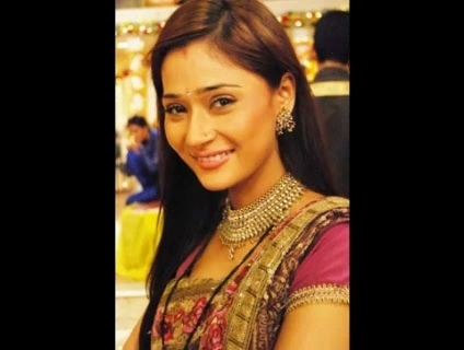 00_03_38 - sara khan 7