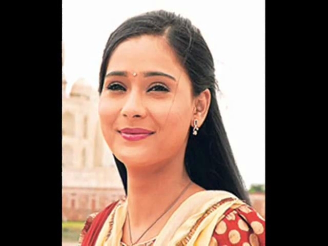 00_01_18 - sara khan 7