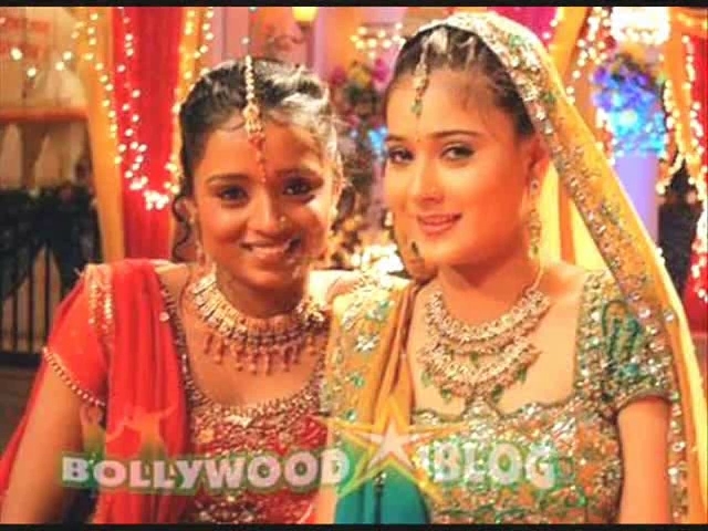 00_00_32 - sara khan 7
