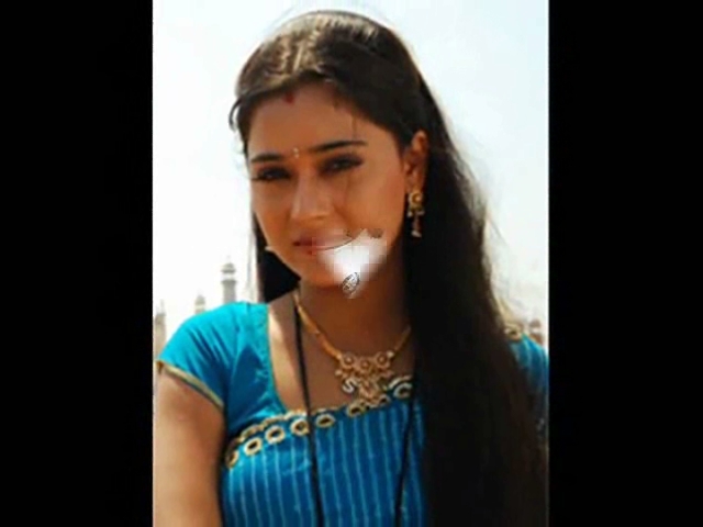 00_01_40 - sara khan 7