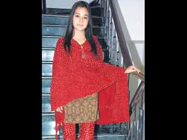 00_02_16 - sara khan 7