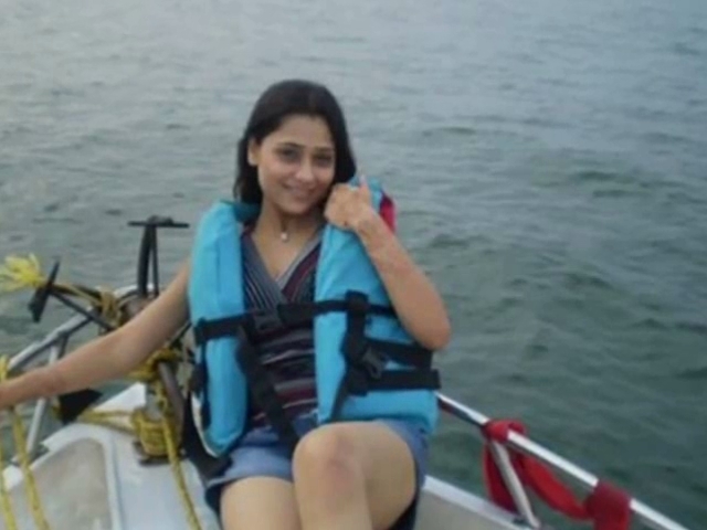 00_03_07 - sara khan 7