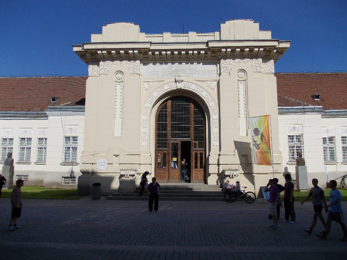 IN FATA LA SALA UNIRII - POZE DE PRIN ORAS ALBA IULIA