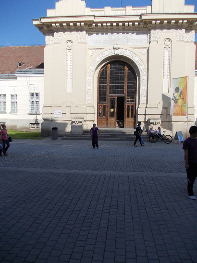 IN FATA LA SALA UNIRII - POZE DE PRIN ORAS ALBA IULIA