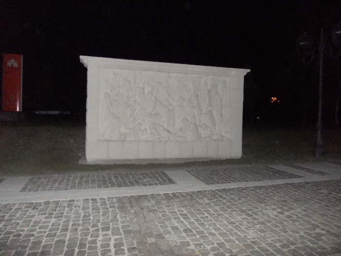 O SCULPTURA CU SCENE DE BATALIE - POZE DE PRIN ORAS ALBA IULIA