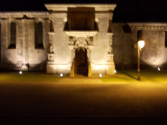 VEDERE LATERALA A CATEDRALEI CATOLICE - POZE DE PRIN ORAS ALBA IULIA