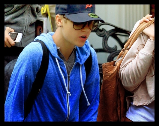 [inchise usa dupa ce iesira] Jasmine, merg eu cu ea si tu conduci masina ei.