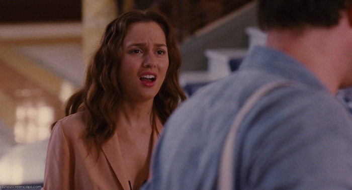 heii!! nu aveti voie sa intrati!! muzeul e inchis!!