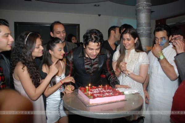 125055-piyush-sachdev-cutting-cake-on-his-birthday - Hum Ne Li Hai Shapath