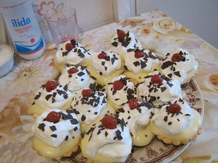 Cosulete cu crema de vanilie - DULCE SI BUN
