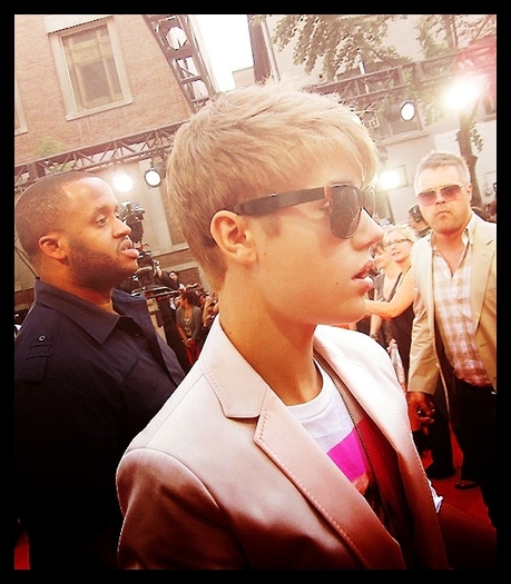 Stai. [isi cauta prin buzunare portofelul]