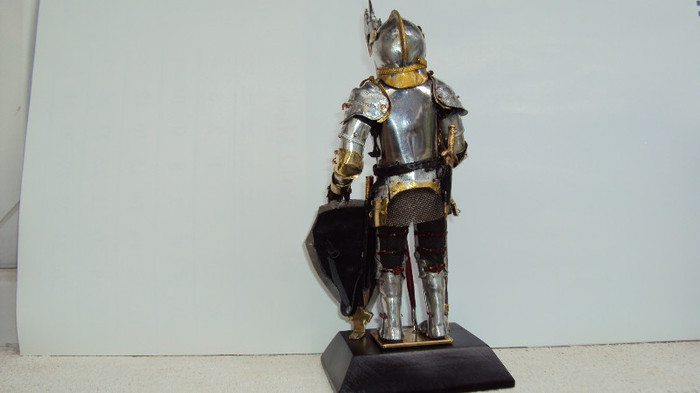 003 - cavaler in armura cu halebarda