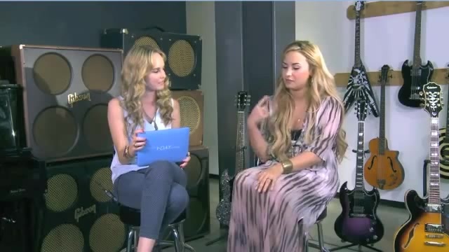 Demi Lovato Acuvue Live Chat - May 16_ 2012 060444