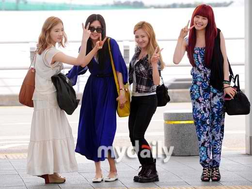 Girls-Generation-on-Airport-Head-to-La-for-SMTown-World-Tour-III_1 - SNSD
