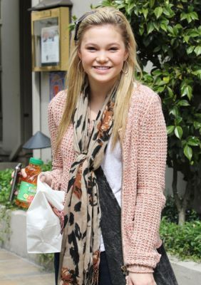 normal_1~41 - OLIVIA - OUT - GETTING - A -SNACK - IN - VANCOUVER -  CANADA - APRIL - 2012