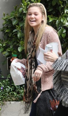 normal_2~40 - OLIVIA - OUT - GETTING - A -SNACK - IN - VANCOUVER -  CANADA - APRIL - 2012
