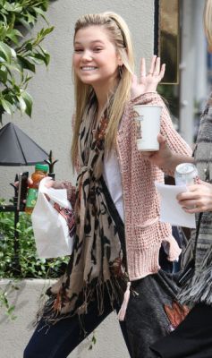 normal_3~36 - OLIVIA - OUT - GETTING - A -SNACK - IN - VANCOUVER -  CANADA - APRIL - 2012