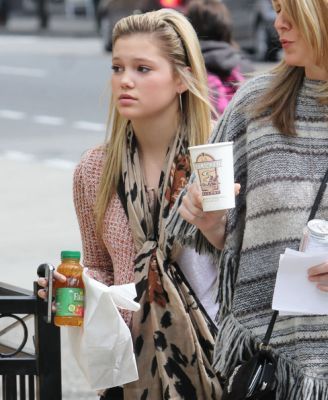 normal_4~31 - OLIVIA - OUT - GETTING - A -SNACK - IN - VANCOUVER -  CANADA - APRIL - 2012