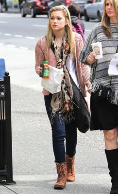 normal_5~30 - OLIVIA - OUT - GETTING - A -SNACK - IN - VANCOUVER -  CANADA - APRIL - 2012