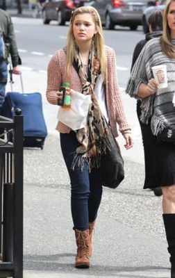 normal_6~26 - OLIVIA - OUT - GETTING - A -SNACK - IN - VANCOUVER -  CANADA - APRIL - 2012