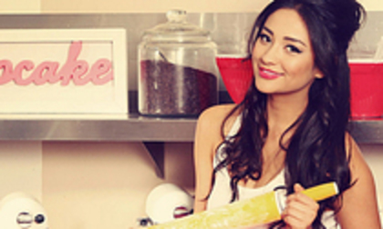 52376661_EWUMBNQ2 - Shay Mitchell