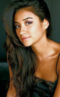 67913011_UDPPMYW - Shay Mitchell