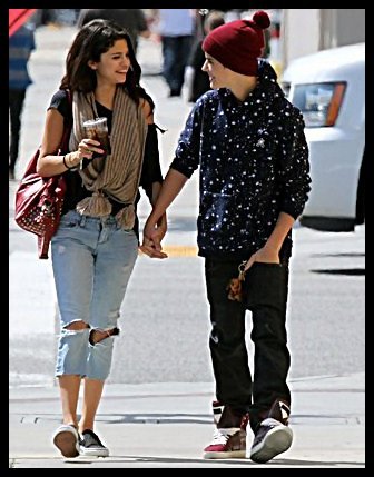 Ds: Ok :))) [si il ia de mana] Dv: Au! Ds: Ce e?? :)) Dv: Ma doare burta :)))