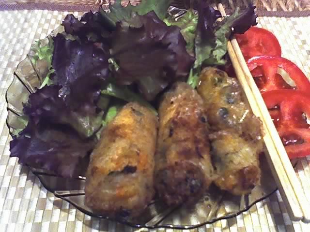 pachetele de primavara cu salata verde; umplutura:mangold,ceapa verde,morcov,taietei de orez,branza,ardei iute,soia

