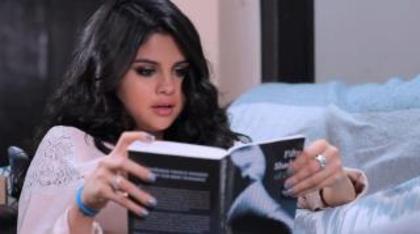 Selly citeste o carte care pare interesanta