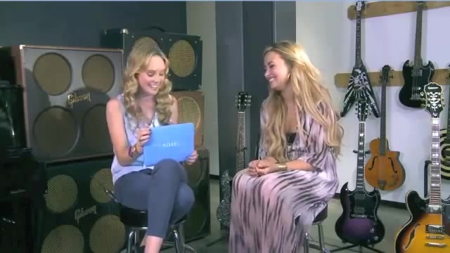 Demi Lovato Acuvue Live Chat - May 16_ 2012 075501