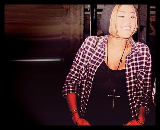 Din cauza ta, ca i-ai furat banii, va trebui sa mai stam aici pana vom avea banii necesari.