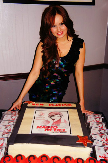 debby-ryan-radio-rebel-cake[1]