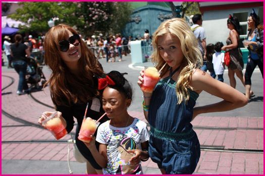 Jessie-Cast-Disneyland-2[1] - jessie