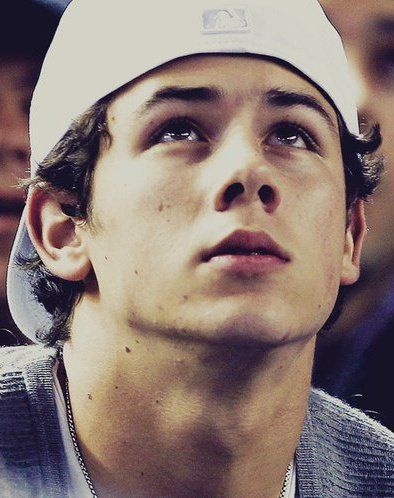 Sigur. Urmati-ma. [indreptandu-se catre biroul sefului sau]