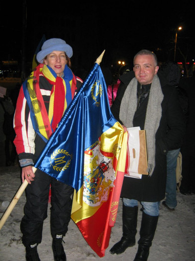 PRINTESA BRIANNA CARADJA SI PRINTUL ANDREI RATIU CU STEAGUL REGAL LUPTA PENTRU DEMOCRATIE IN ROMANIA - PRINTUL ANDREI RATIU BIOGRAFIE IN FOTOGRAFII