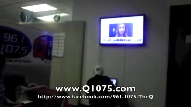 Demi Lovato _Hangs Out_ on Google + 3664