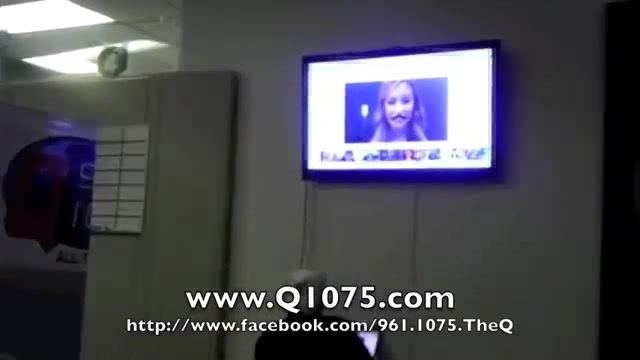 Demi Lovato _Hangs Out_ on Google + 3737