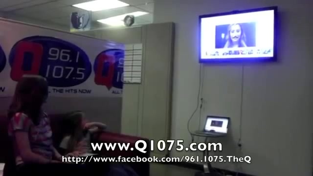 Demi Lovato _Hangs Out_ on Google + 3290
