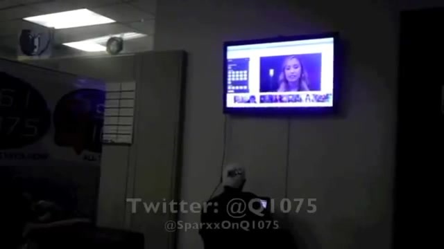 Demi Lovato _Hangs Out_ on Google + 4805