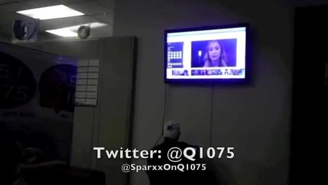 Demi Lovato _Hangs Out_ on Google + 4829