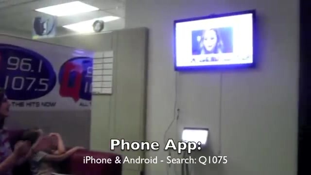 Demi Lovato _Hangs Out_ on Google + 5730