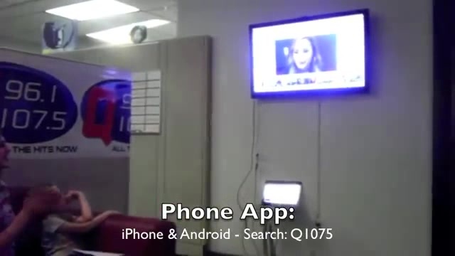 Demi Lovato _Hangs Out_ on Google + 5737