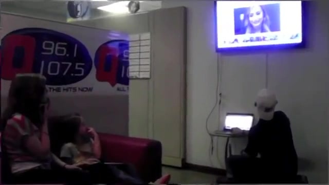 Demi Lovato _Hangs Out_ on Google + 6826