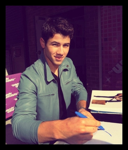 Bine! [si ii baga mana in fund]