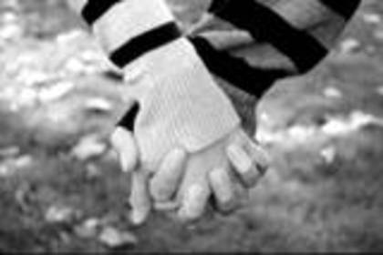 th_Holding_hands_by_homarte-1 - 0_500