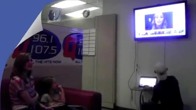 Demi Lovato _Hangs Out_ on Google + 8679