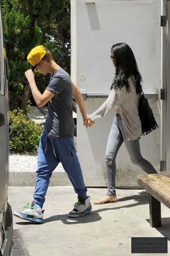 normal_tumblr_m4nk1659B51rq31q9o2_500 - 26 05 2012 Selena and Justin on a date at Benihana