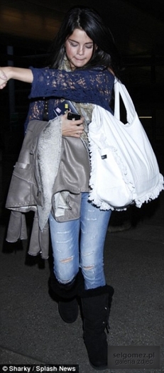 normal_tumblr_m4mn8poBhh1rq31q9o1_500 - 26 05 2012 Selena at LAX Airport