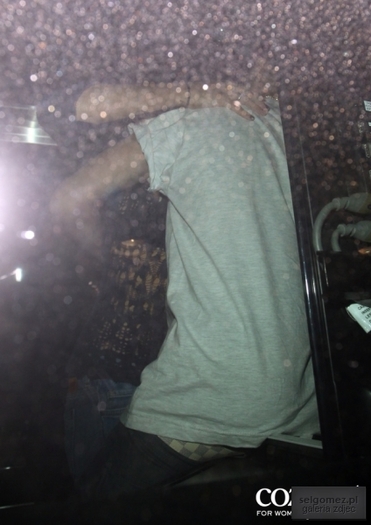 normal_tumblr_m4mnigWouS1rq31q9o9_1280 - 26 05 2012 Selena at LAX Airport