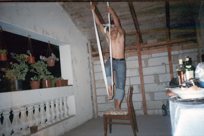 SE PREGATEA SA INTRE  ..